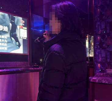 老爸和骚货后妈走后我和老妹在KTV边唱边干
